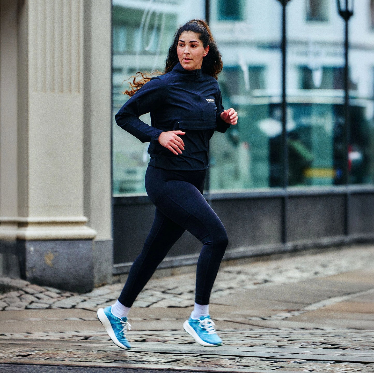 Seitenansicht des MOVV NOSTARA Damenschuhs Glacier in eisblauem Ton