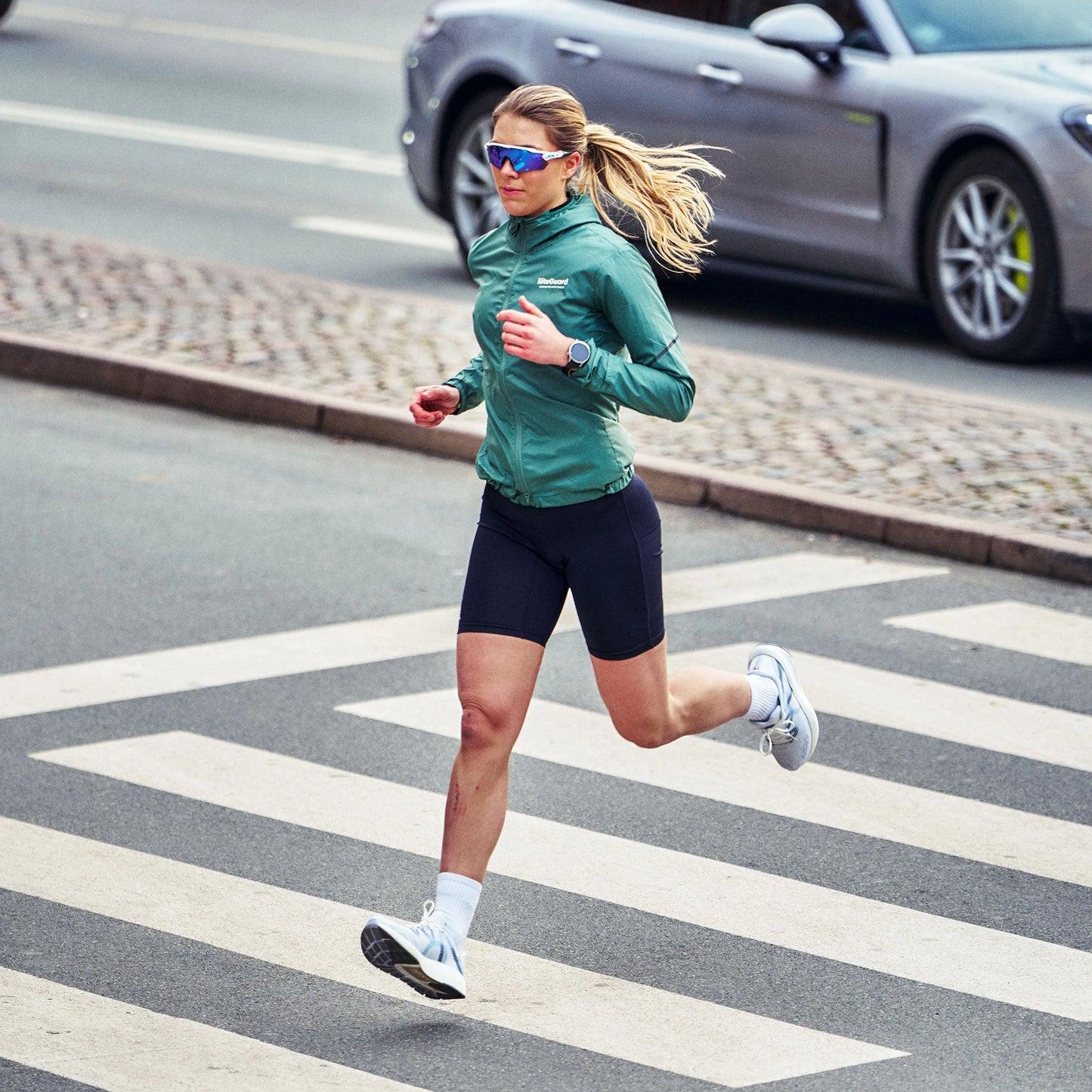 MOVV Nostara Schuh Cloudy, Seitenansicht, zeigt elegantes Design und sanfte graue Farbe